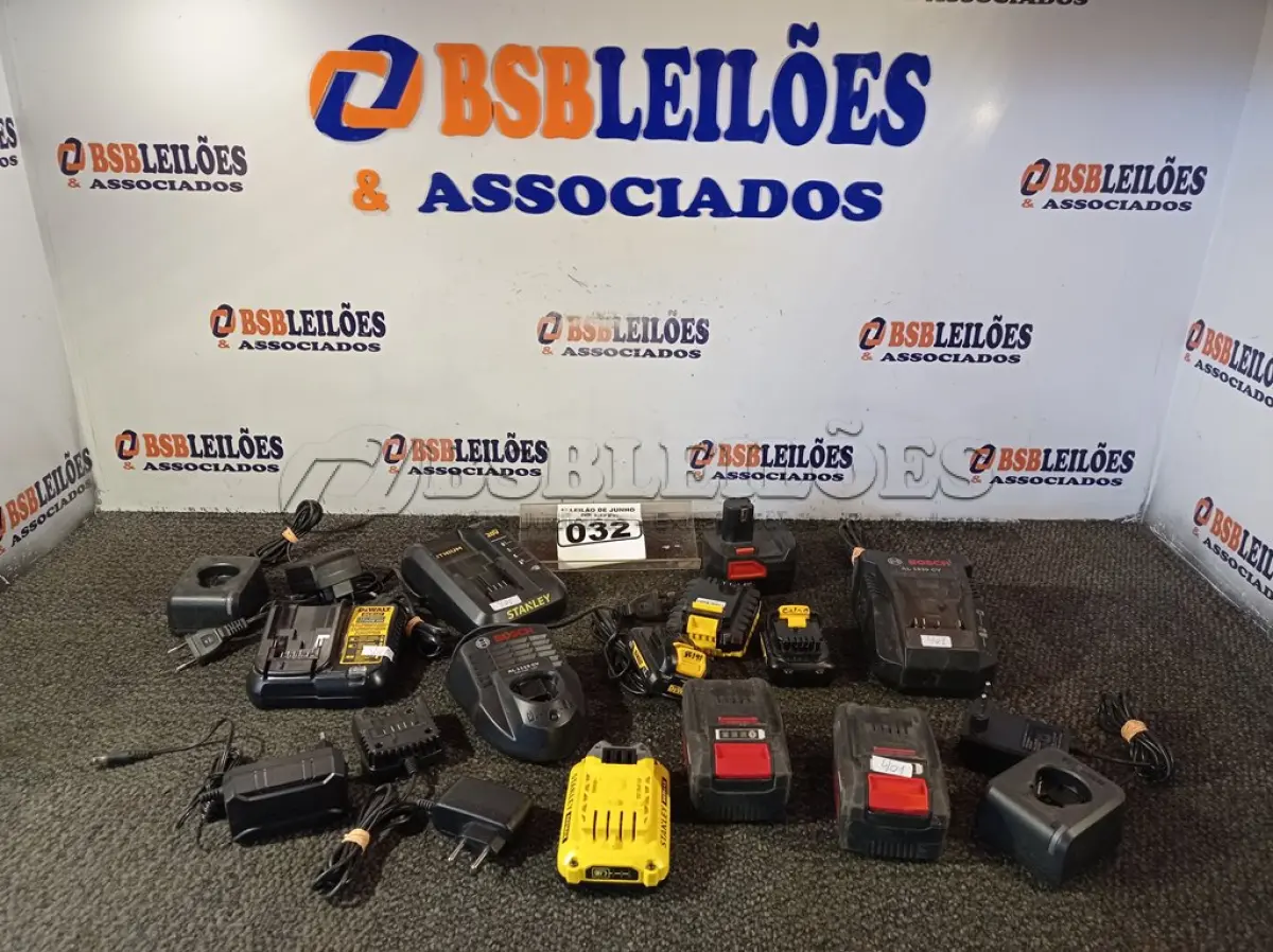 LOTE 032 - 01 LOTE COM VÁRIOS CARREGADORES PARA PARAFUSADEIRAS MARCAS E MODELOS DIVERSOS. (NO ESTADO) ATENÇÃO! FAZER A VISITAÇÃO ANTES DE ARREMATAR, NÃO SABEMOS SE FUNCIONA. LEILÃO NÃO TEM GARANTIA E NEM DEVOLUÇÃO, SUJEITO A POSSÍVEIS AVARIAS VISÍVEIS/OCULTAS E/OU AUSÊNCIA DE COMPONENTES.