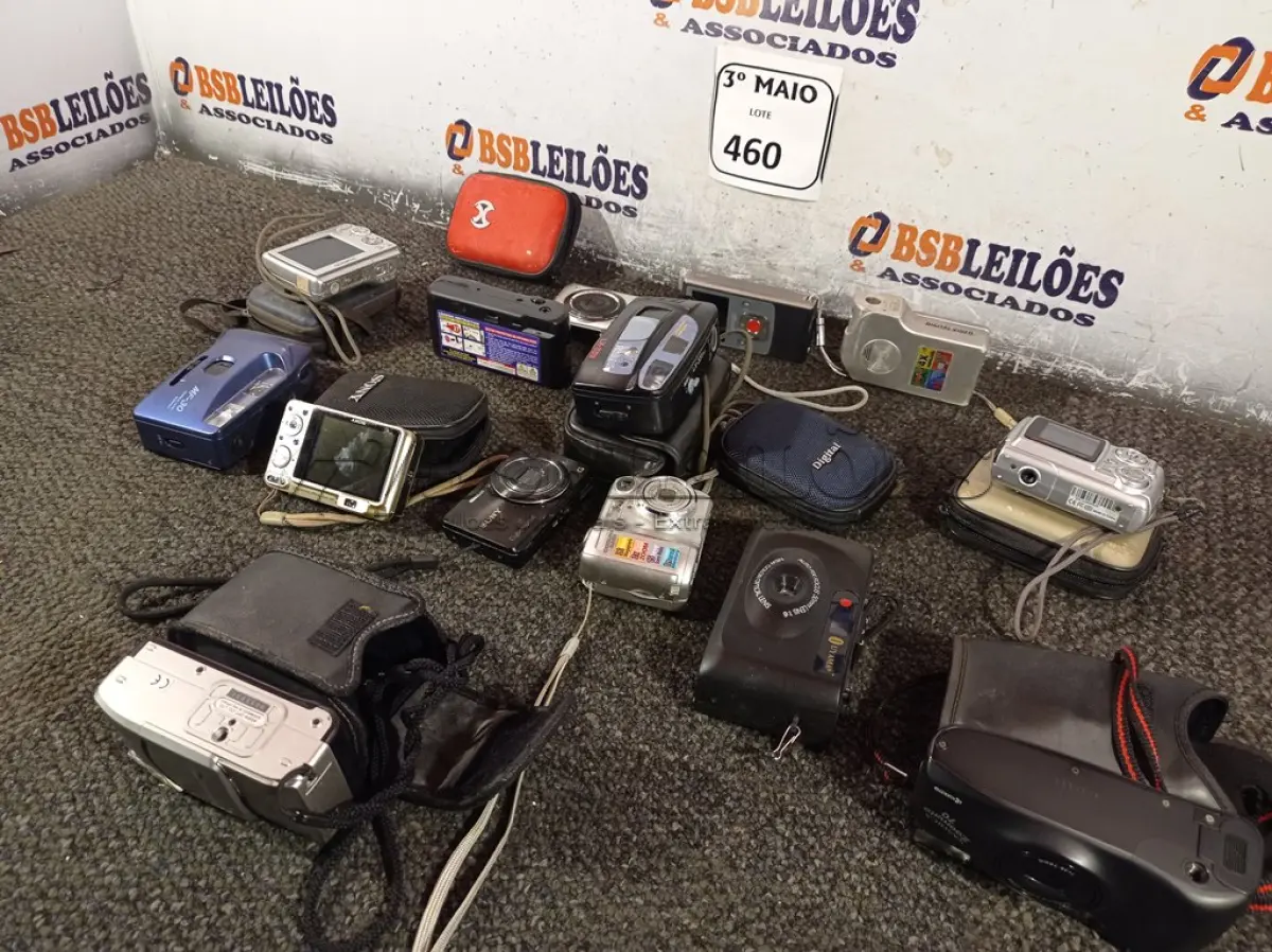 LOTE 460 - 01 LOTE COM CÂMERAS E FILMADORAS DIVERSAS. (NO ESTADO) ATENÇÃO! FAZER A VISITAÇÃO ANTES DE ARREMATAR, NÃO SABEMOS SE FUNCIONA. LEILÃO NÃO TEM GARANTIA E NEM DEVOLUÇÃO, SUJEITO A POSSÍVEIS AVARIAS VISÍVEIS/OCULTAS E/OU AUSÊNCIA DE COMPONENTES.