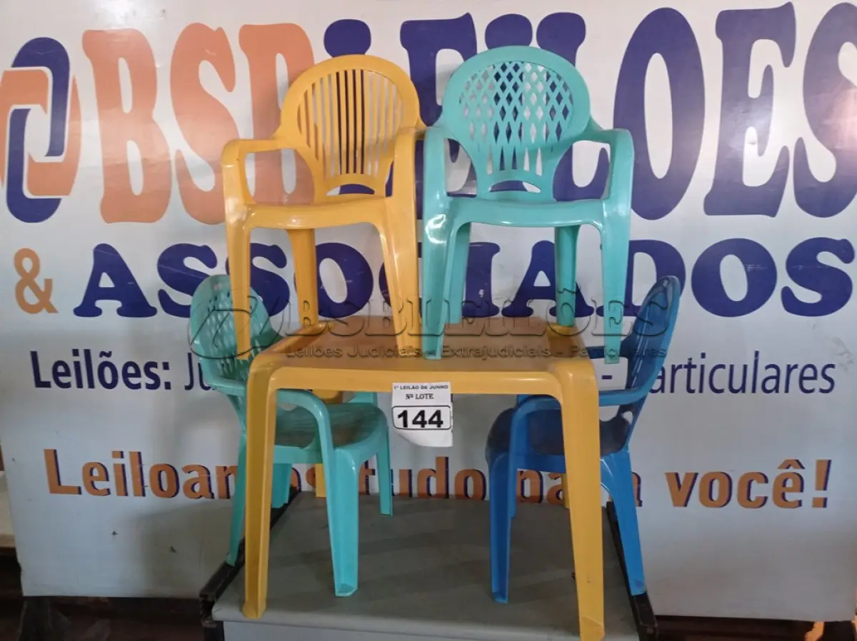 LOTE 144 - 01 MESA INFANTIL COM 04 CADEIRAS. (NO ESTADO) ATENÇÃO! FAZER A VISITAÇÃO ANTES DE ARREMATAR, NÃO SABEMOS SE FUNCIONA. LEILÃO NÃO TEM GARANTIA E NEM DEVOLUÇÃO, SUJEITO A POSSÍVEIS AVARIAS VISÍVEIS/OCULTAS E/OU AUSÊNCIA DE COMPONENTES.