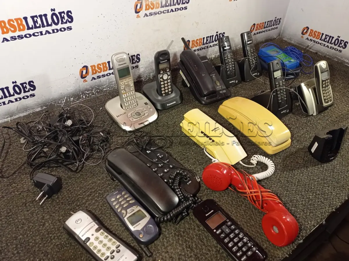 LOTE 464 - 01 LOTE COM DIVERSOS APARELHOS DE TELEFONE. (NO ESTADO) ATENÇÃO! FAZER A VISITAÇÃO ANTES DE ARREMATAR, NÃO SABEMOS SE FUNCIONA. LEILÃO NÃO TEM GARANTIA E NEM DEVOLUÇÃO, SUJEITO A POSSÍVEIS AVARIAS VISÍVEIS/OCULTAS E/OU AUSÊNCIA DE COMPONENTES.