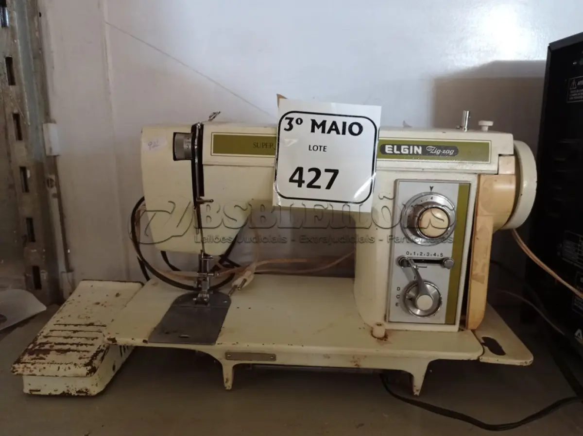 LOTE 427 - 01 MÁQUINA DE COSTURA SINGER. (NO ESTADO) ATENÇÃO! FAZER A VISITAÇÃO ANTES DE ARREMATAR, NÃO SABEMOS SE FUNCIONA. LEILÃO NÃO TEM GARANTIA E NEM DEVOLUÇÃO, SUJEITO A POSSÍVEIS AVARIAS VISÍVEIS/OCULTAS E/OU AUSÊNCIA DE COMPONENTES.