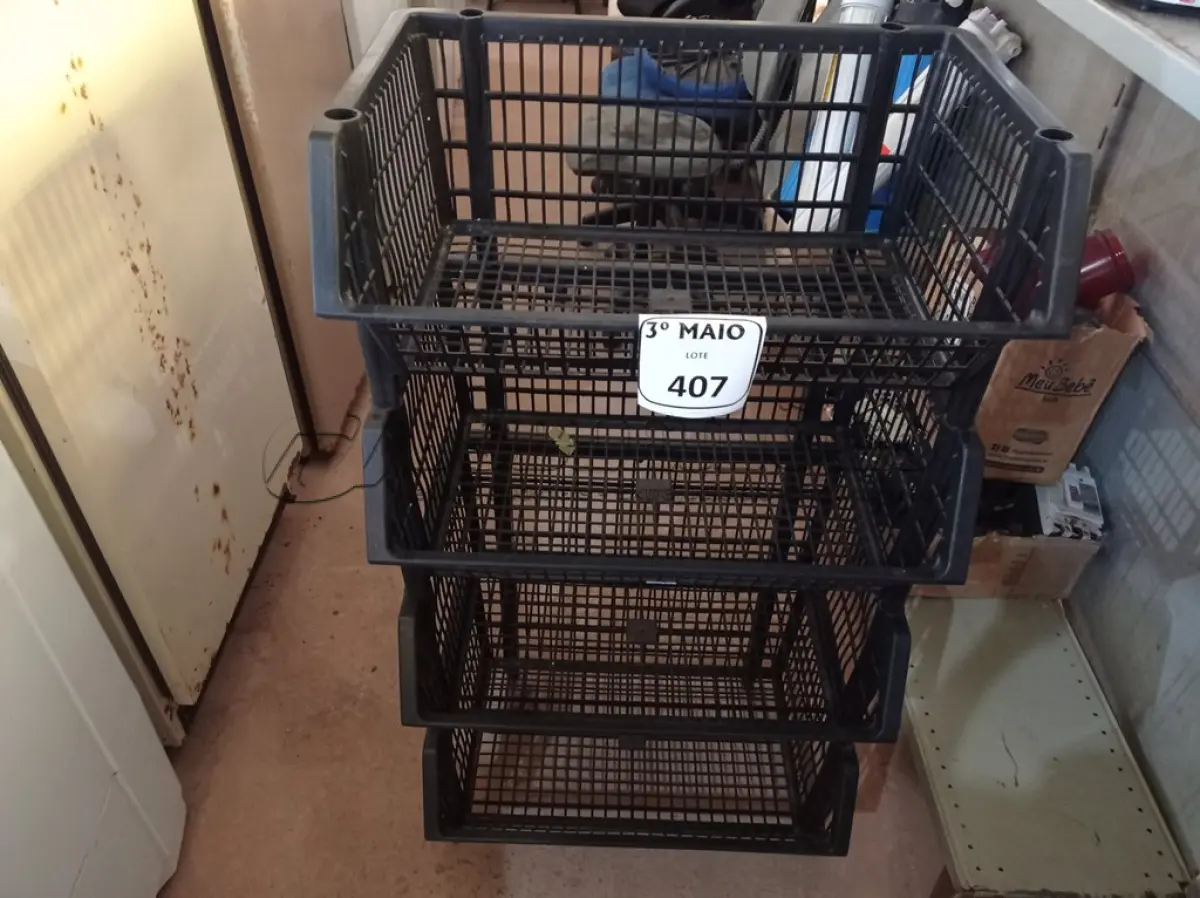 LOTE 407 - 04 GÔNDOLAS DE PLÁSTICO. (NO ESTADO) ATENÇÃO! FAZER A VISITAÇÃO ANTES DE ARREMATAR, NÃO SABEMOS SE FUNCIONA. LEILÃO NÃO TEM GARANTIA E NEM DEVOLUÇÃO, SUJEITO A POSSÍVEIS AVARIAS VISÍVEIS/OCULTAS E/OU AUSÊNCIA DE COMPONENTES.