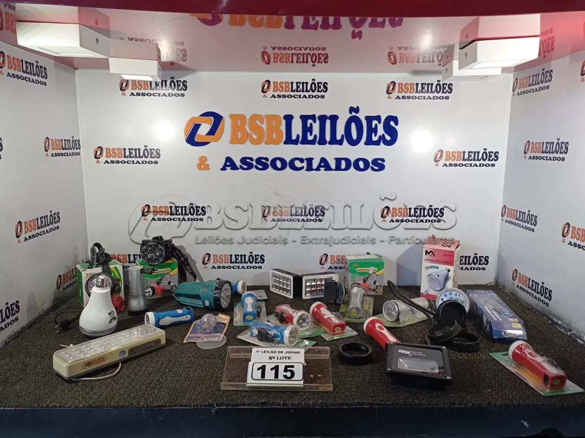 LOTE 115 - 01 LOTE COM DIVERSAS LANTERNAS COM AVARIAS. (NO ESTADO) ATENÇÃO! FAZER A VISITAÇÃO ANTES DE ARREMATAR, NÃO SABEMOS SE FUNCIONA. LEILÃO NÃO TEM GARANTIA E NEM DEVOLUÇÃO, SUJEITO A POSSÍVEIS AVARIAS VISÍVEIS/OCULTAS E/OU AUSÊNCIA DE COMPONENTES.