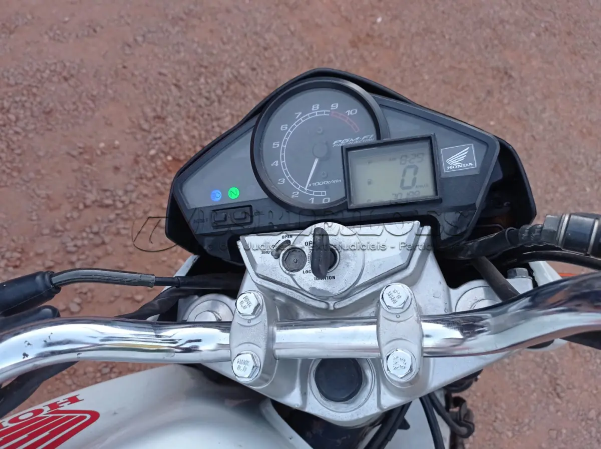 LOTE 492 - 01 MOTO HONDA CB 300R NA COR BRANCA  ANO 2012/2012. (NO ESTADO)