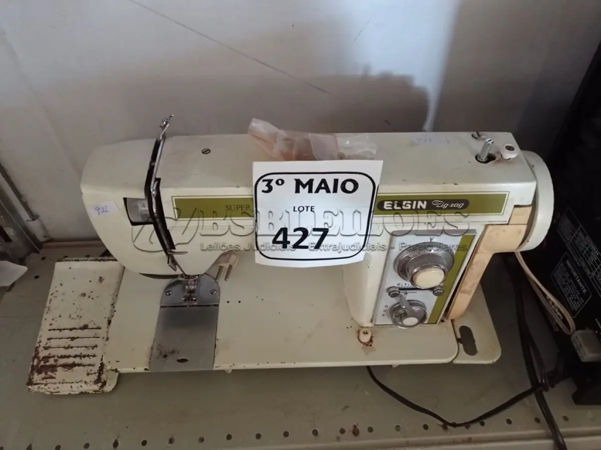 LOTE 427 - 01 MÁQUINA DE COSTURA SINGER. (NO ESTADO) ATENÇÃO! FAZER A VISITAÇÃO ANTES DE ARREMATAR, NÃO SABEMOS SE FUNCIONA. LEILÃO NÃO TEM GARANTIA E NEM DEVOLUÇÃO, SUJEITO A POSSÍVEIS AVARIAS VISÍVEIS/OCULTAS E/OU AUSÊNCIA DE COMPONENTES.