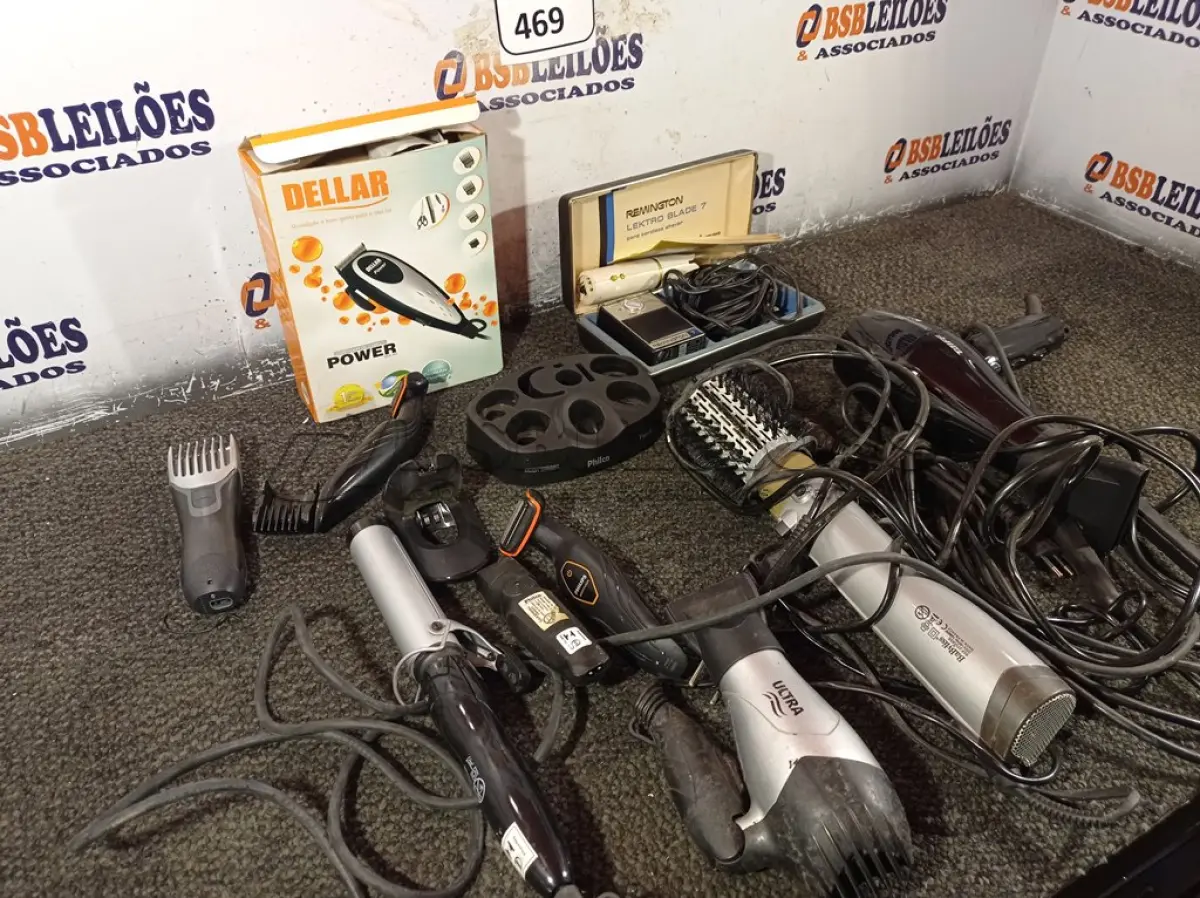 LOTE 469 - 01 LOTE COM 02 SECADORES DE CABELO, 01 ESCOVA ROTATIVA, 01 BARBEADOR ANTIGO, 01 BABYLISS, 01 CHAPINHA E DIVERSAS MÁQUINAS DE CORTAR CABELO. (NO ESTADO) ATENÇÃO! FAZER A VISITAÇÃO ANTES DE ARREMATAR, NÃO SABEMOS SE FUNCIONA. LEILÃO NÃO TEM GARANTIA E NEM DEVOLUÇÃO, SUJEITO A POSSÍVEIS AVARIAS VISÍVEIS/OCULTAS E/OU AUSÊNCIA DE COMPONENTES.