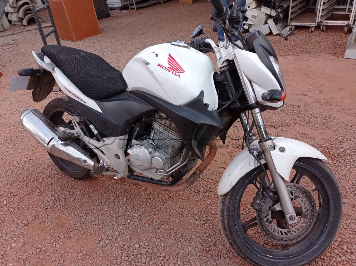 LOTE 492 - 01 MOTO HONDA CB 300R NA COR BRANCA  ANO 2012/2012. (NO ESTADO)