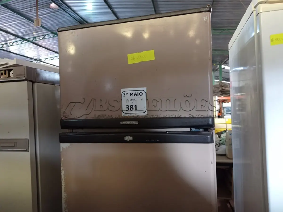 LOTE 381 - 01 GELADEIRA DUPLEX MARCA BRASTEMP 220V COM AVARIAS. (NO ESTADO) ATENÇÃO! FAZER A VISITAÇÃO ANTES DE ARREMATAR, NÃO SABEMOS SE FUNCIONA. LEILÃO NÃO TEM GARANTIA E NEM DEVOLUÇÃO, SUJEITO A POSSÍVEIS AVARIAS VISÍVEIS/OCULTAS E/OU AUSÊNCIA DE COMPONENTES.