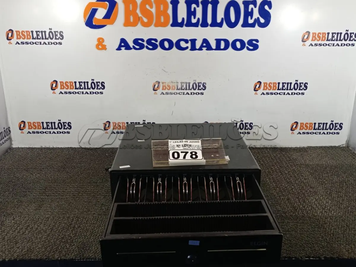 LOTE 078 - 01 CAIXA REGISTRADORA PARA DINHEIRO MANUAL. (NO ESTADO) ATENÇÃO! FAZER A VISITAÇÃO ANTES DE ARREMATAR, NÃO SABEMOS SE FUNCIONA. LEILÃO NÃO TEM GARANTIA E NEM DEVOLUÇÃO, SUJEITO A POSSÍVEIS AVARIAS VISÍVEIS/OCULTAS E/OU AUSÊNCIA DE COMPONENTES.