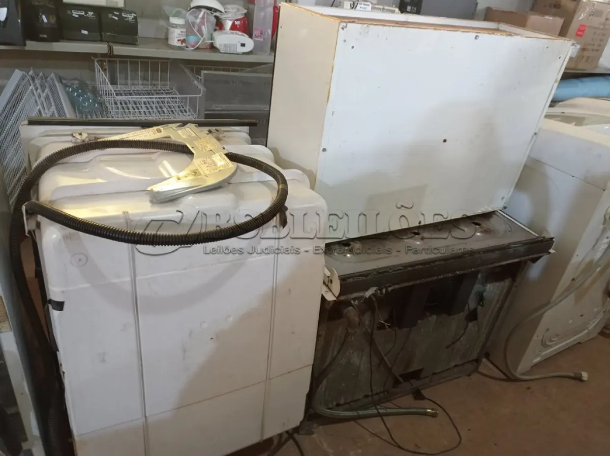 LOTE 387 - 01 LAVA LOUÇAS, 01 FOGÃO 06 BOCAS E 01 ARMÁRIO DE PAREDE. (NO ESTADO) ATENÇÃO! FAZER A VISITAÇÃO ANTES DE ARREMATAR, NÃO SABEMOS SE FUNCIONA. LEILÃO NÃO TEM GARANTIA E NEM DEVOLUÇÃO, SUJEITO A POSSÍVEIS AVARIAS VISÍVEIS/OCULTAS E/OU AUSÊNCIA DE COMPONENTES.