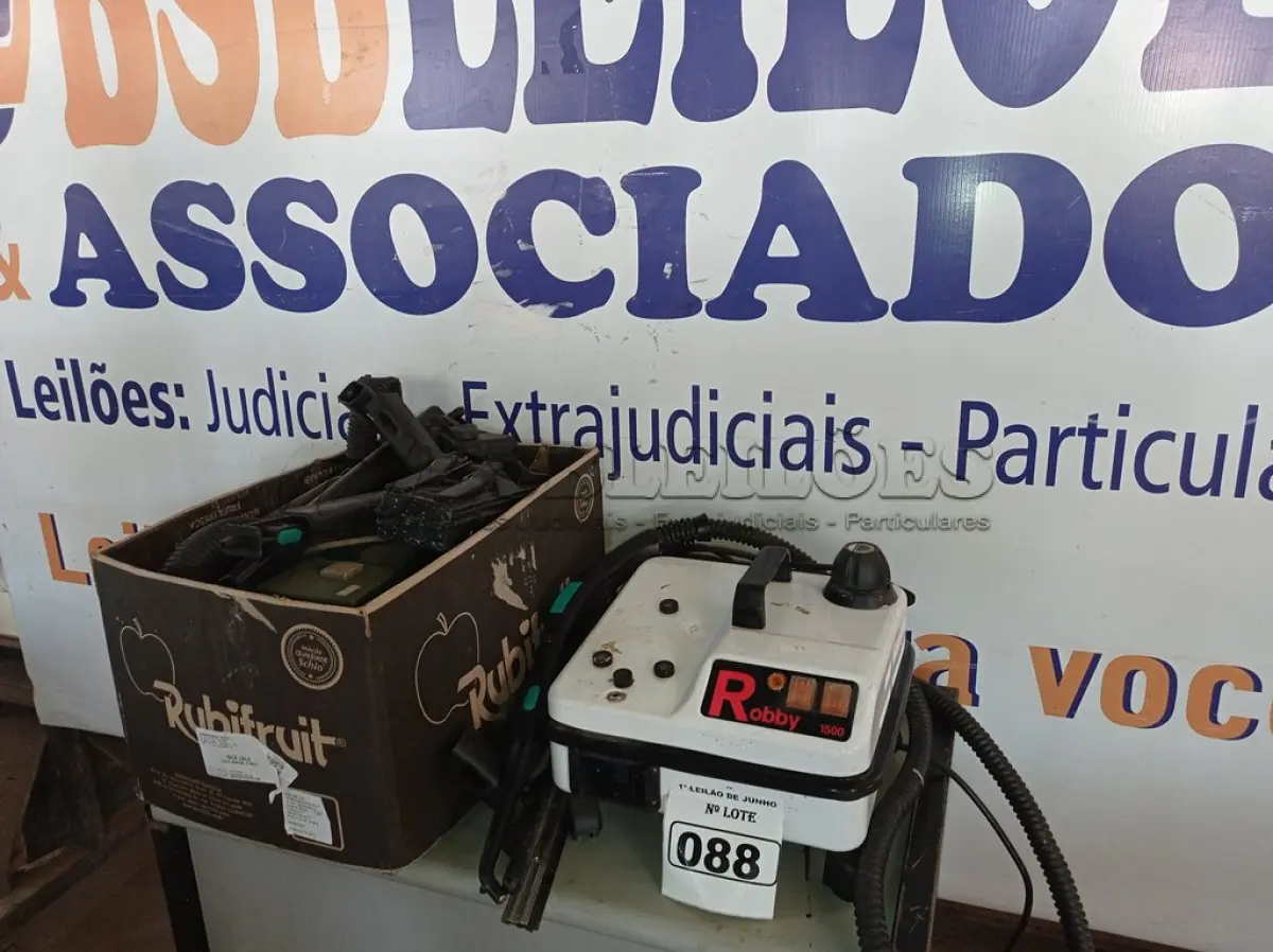 LOTE 088 - 01 ASPIRADOR DE PÓ ANTIGO MARCA ARNO E 01 VAP INDUSTRIAL ROBBY 1500 COM AVARIAS. (NO ESTADO) ATENÇÃO! FAZER A VISITAÇÃO ANTES DE ARREMATAR, NÃO SABEMOS SE FUNCIONA. LEILÃO NÃO TEM GARANTIA E NEM DEVOLUÇÃO, SUJEITO A POSSÍVEIS AVARIAS VISÍVEIS/OCULTAS E/OU AUSÊNCIA DE COMPONENTES.