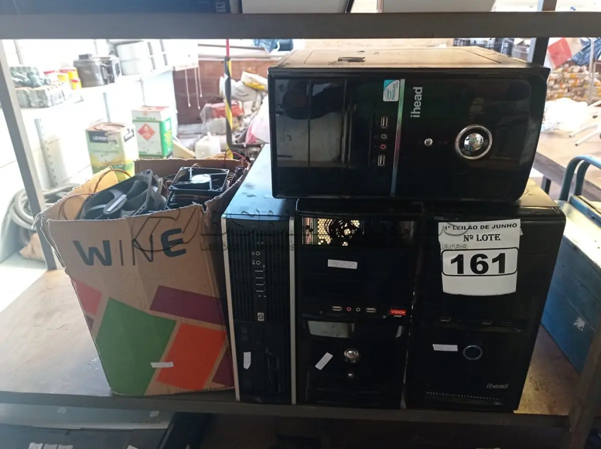 LOTE 161 - 04 CPU’S E 01 CAIXA COM VÁRIOS COOLERS PARA PC. (NO ESTADO) ATENÇÃO! FAZER A VISITAÇÃO ANTES DE ARREMATAR, NÃO SABEMOS SE FUNCIONA. LEILÃO NÃO TEM GARANTIA E NEM DEVOLUÇÃO, SUJEITO A POSSÍVEIS AVARIAS VISÍVEIS/OCULTAS E/OU AUSÊNCIA DE COMPONENTES.