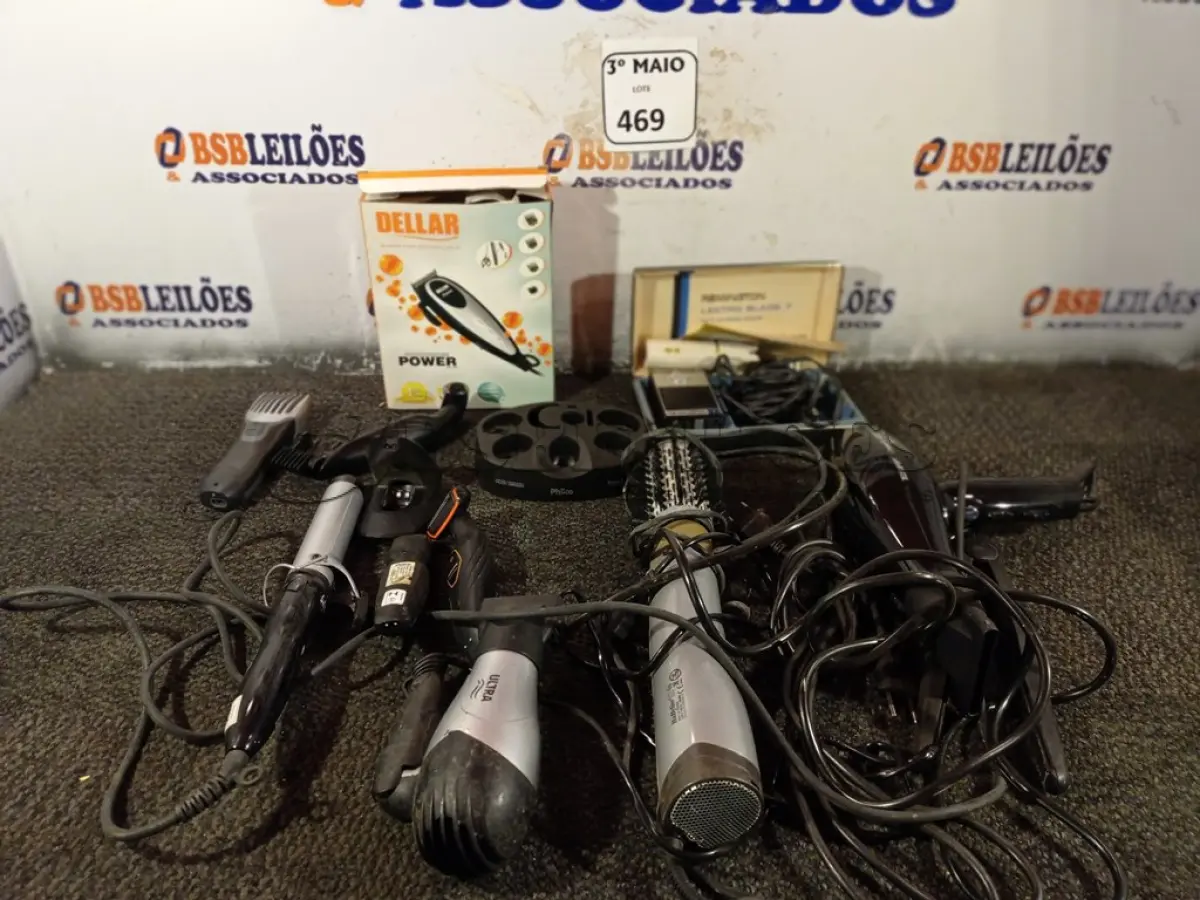 LOTE 469 - 01 LOTE COM 02 SECADORES DE CABELO, 01 ESCOVA ROTATIVA, 01 BARBEADOR ANTIGO, 01 BABYLISS, 01 CHAPINHA E DIVERSAS MÁQUINAS DE CORTAR CABELO. (NO ESTADO) ATENÇÃO! FAZER A VISITAÇÃO ANTES DE ARREMATAR, NÃO SABEMOS SE FUNCIONA. LEILÃO NÃO TEM GARANTIA E NEM DEVOLUÇÃO, SUJEITO A POSSÍVEIS AVARIAS VISÍVEIS/OCULTAS E/OU AUSÊNCIA DE COMPONENTES.