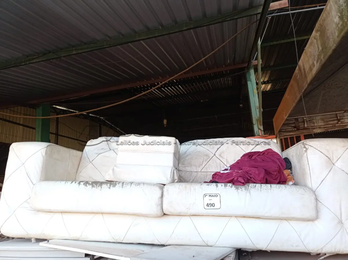 LOTE 490 - 02 SOFÁS. (NO ESTADO) ATENÇÃO! FAZER A VISITAÇÃO ANTES DE ARREMATAR, NÃO SABEMOS SE FUNCIONA. LEILÃO NÃO TEM GARANTIA E NEM DEVOLUÇÃO, SUJEITO A POSSÍVEIS AVARIAS VISÍVEIS/OCULTAS E/OU AUSÊNCIA DE COMPONENTES.