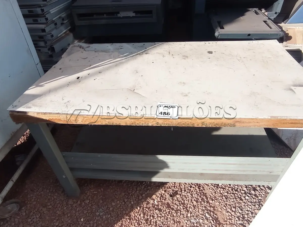 LOTE 486 - 01 BANCADA COM BASE DE FERRO E TAMPO EM MADEIRA COM COMPRIMENTO DE 150X84. (NO ESTADO) ATENÇÃO! FAZER A VISITAÇÃO ANTES DE ARREMATAR, NÃO SABEMOS SE FUNCIONA. LEILÃO NÃO TEM GARANTIA E NEM DEVOLUÇÃO, SUJEITO A POSSÍVEIS AVARIAS VISÍVEIS/OCULTAS E/OU AUSÊNCIA DE COMPONENTES.