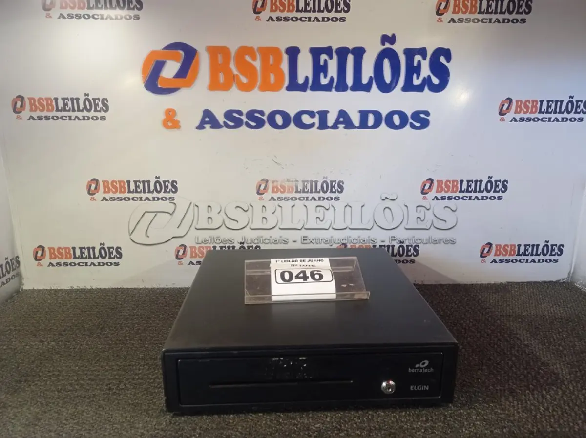 LOTE 046 - 01 CAIXA REGISTRADORA PARA DINHEIRO MANUAL. (NO ESTADO) ATENÇÃO! FAZER A VISITAÇÃO ANTES DE ARREMATAR, NÃO SABEMOS SE FUNCIONA. LEILÃO NÃO TEM GARANTIA E NEM DEVOLUÇÃO, SUJEITO A POSSÍVEIS AVARIAS VISÍVEIS/OCULTAS E/OU AUSÊNCIA DE COMPONENTES.