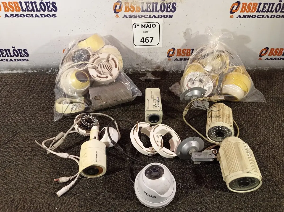 LOTE 467 - 01 LOTE COM CÂMERAS DE SEGURANÇA. (NO ESTADO) ATENÇÃO! FAZER A VISITAÇÃO ANTES DE ARREMATAR, NÃO SABEMOS SE FUNCIONA. LEILÃO NÃO TEM GARANTIA E NEM DEVOLUÇÃO, SUJEITO A POSSÍVEIS AVARIAS VISÍVEIS/OCULTAS E/OU AUSÊNCIA DE COMPONENTES.