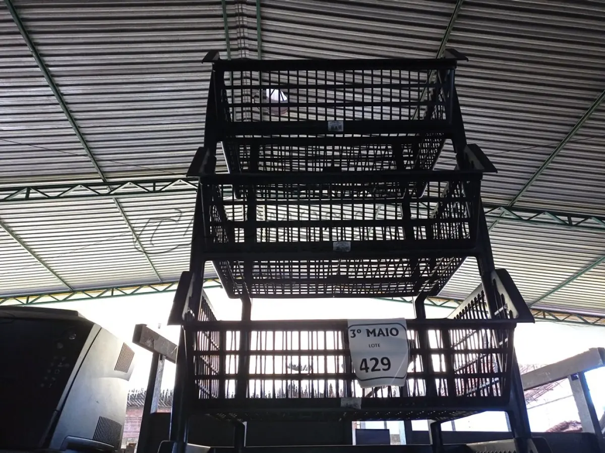 LOTE 429 - 04 GÔNDOLAS DE PLÁSTICO. (NO ESTADO) ATENÇÃO! FAZER A VISITAÇÃO ANTES DE ARREMATAR, NÃO SABEMOS SE FUNCIONA. LEILÃO NÃO TEM GARANTIA E NEM DEVOLUÇÃO, SUJEITO A POSSÍVEIS AVARIAS VISÍVEIS/OCULTAS E/OU AUSÊNCIA DE COMPONENTES.