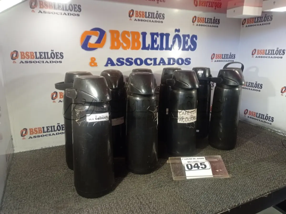 LOTE 045 - 10 GARRAFAS DE CAFÉ. (NO ESTADO) ATENÇÃO! FAZER A VISITAÇÃO ANTES DE ARREMATAR, NÃO SABEMOS SE FUNCIONA. LEILÃO NÃO TEM GARANTIA E NEM DEVOLUÇÃO, SUJEITO A POSSÍVEIS AVARIAS VISÍVEIS/OCULTAS E/OU AUSÊNCIA DE COMPONENTES.