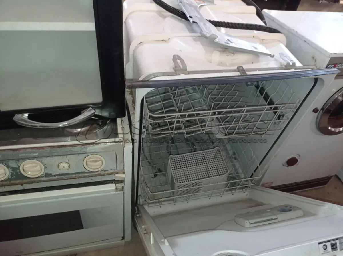 LOTE 387 - 01 LAVA LOUÇAS, 01 FOGÃO 06 BOCAS E 01 ARMÁRIO DE PAREDE. (NO ESTADO) ATENÇÃO! FAZER A VISITAÇÃO ANTES DE ARREMATAR, NÃO SABEMOS SE FUNCIONA. LEILÃO NÃO TEM GARANTIA E NEM DEVOLUÇÃO, SUJEITO A POSSÍVEIS AVARIAS VISÍVEIS/OCULTAS E/OU AUSÊNCIA DE COMPONENTES.