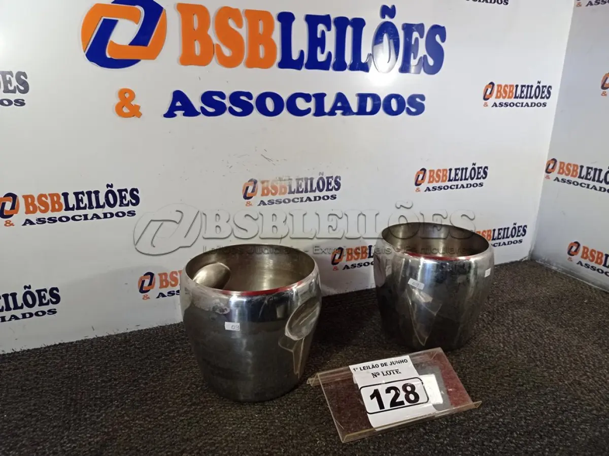 LOTE 128 - 02 BALDES PARA GELO EM INOX. (NO ESTADO) ATENÇÃO! FAZER A VISITAÇÃO ANTES DE ARREMATAR, NÃO SABEMOS SE FUNCIONA. LEILÃO NÃO TEM GARANTIA E NEM DEVOLUÇÃO, SUJEITO A POSSÍVEIS AVARIAS VISÍVEIS/OCULTAS E/OU AUSÊNCIA DE COMPONENTES.
