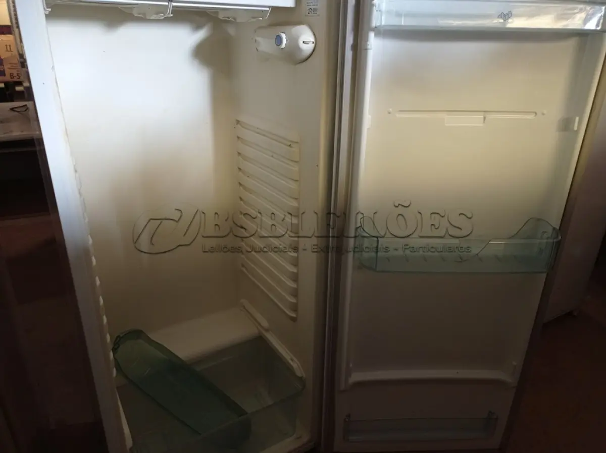 LOTE 380 - 01 GELADEIRA MARCA ELECTROLUX COM AVARIAS 220V. (NO ESTADO) ATENÇÃO! FAZER A VISITAÇÃO ANTES DE ARREMATAR, NÃO SABEMOS SE FUNCIONA. LEILÃO NÃO TEM GARANTIA E NEM DEVOLUÇÃO, SUJEITO A POSSÍVEIS AVARIAS VISÍVEIS/OCULTAS E/OU AUSÊNCIA DE COMPONENTES.