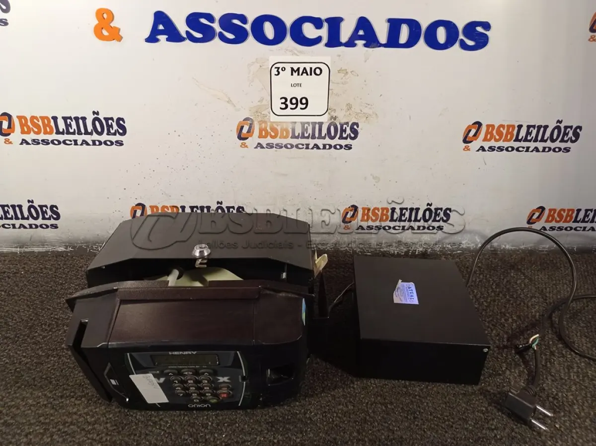 LOTE 399 - 01 RELÓGIO COM PONTO MARCA HENAY. (NO ESTADO) ATENÇÃO! FAZER A VISITAÇÃO ANTES DE ARREMATAR, NÃO SABEMOS SE FUNCIONA. LEILÃO NÃO TEM GARANTIA E NEM DEVOLUÇÃO, SUJEITO A POSSÍVEIS AVARIAS VISÍVEIS/OCULTAS E/OU AUSÊNCIA DE COMPONENTES.