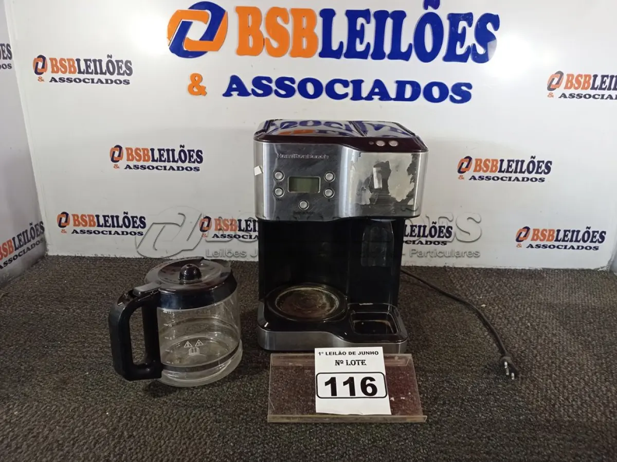 LOTE 116 - 01 CAFETEIRA HAMILTON. (NO ESTADO) ATENÇÃO! FAZER A VISITAÇÃO ANTES DE ARREMATAR, NÃO SABEMOS SE FUNCIONA. LEILÃO NÃO TEM GARANTIA E NEM DEVOLUÇÃO, SUJEITO A POSSÍVEIS AVARIAS VISÍVEIS/OCULTAS E/OU AUSÊNCIA DE COMPONENTES.