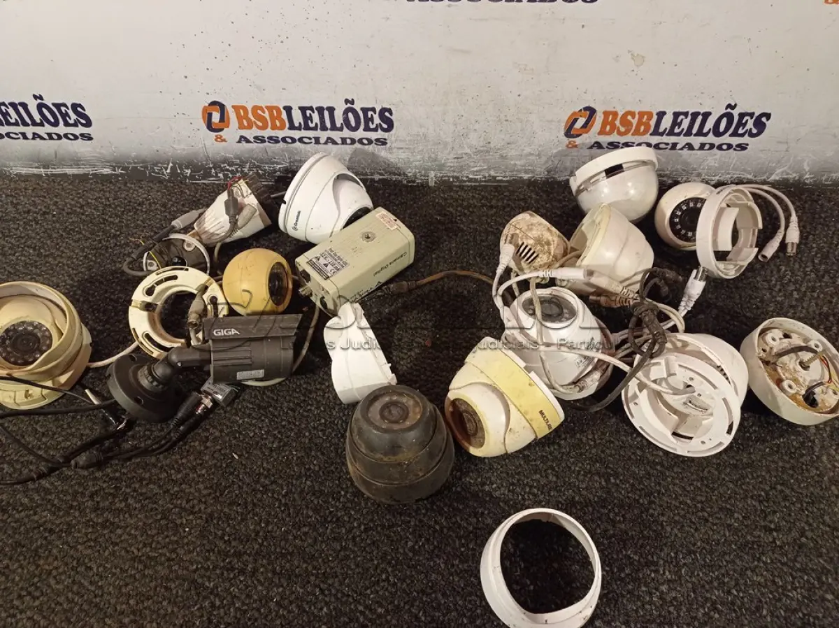LOTE 436 - 01 LOTE COM DIVERSAS CÂMERAS DE SEGURANÇA. (NO ESTADO) ATENÇÃO! FAZER A VISITAÇÃO ANTES DE ARREMATAR, NÃO SABEMOS SE FUNCIONA. LEILÃO NÃO TEM GARANTIA E NEM DEVOLUÇÃO, SUJEITO A POSSÍVEIS AVARIAS VISÍVEIS/OCULTAS E/OU AUSÊNCIA DE COMPONENTES.