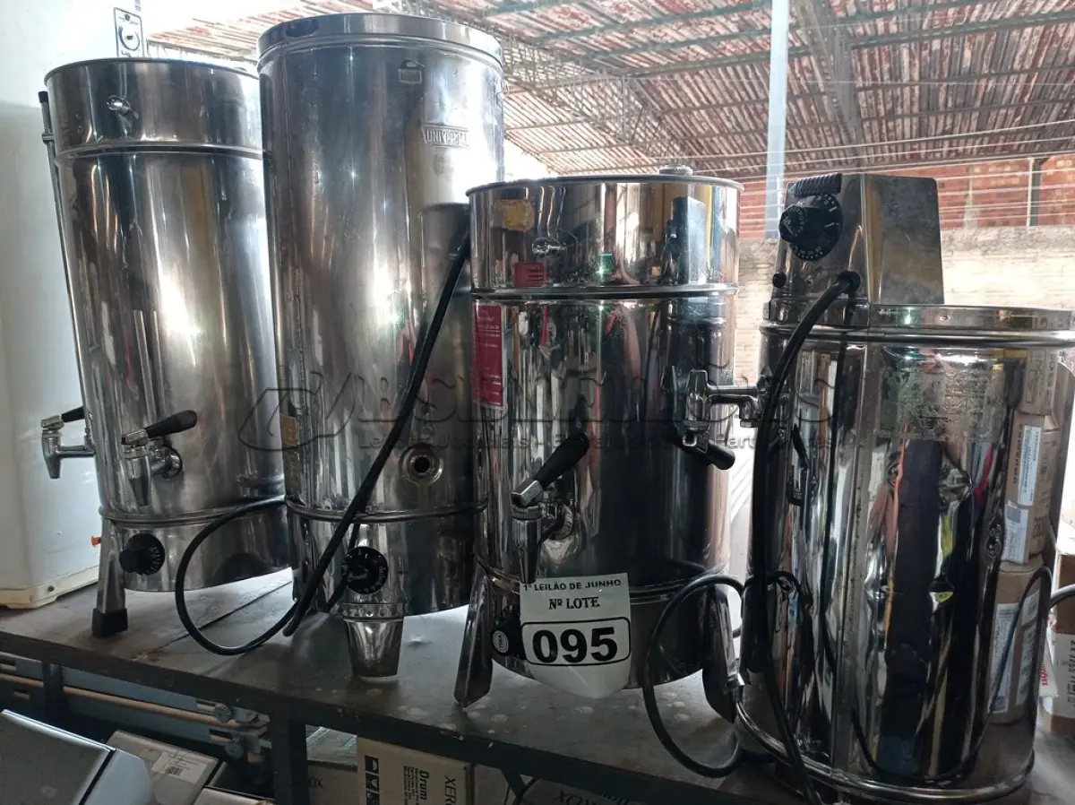 LOTE 095 - 04 CAFETEIRAS COM AVARIAS. (NO ESTADO) ATENÇÃO! FAZER A VISITAÇÃO ANTES DE ARREMATAR, NÃO SABEMOS SE FUNCIONA. LEILÃO NÃO TEM GARANTIA E NEM DEVOLUÇÃO, SUJEITO A POSSÍVEIS AVARIAS VISÍVEIS/OCULTAS E/OU AUSÊNCIA DE COMPONENTES.