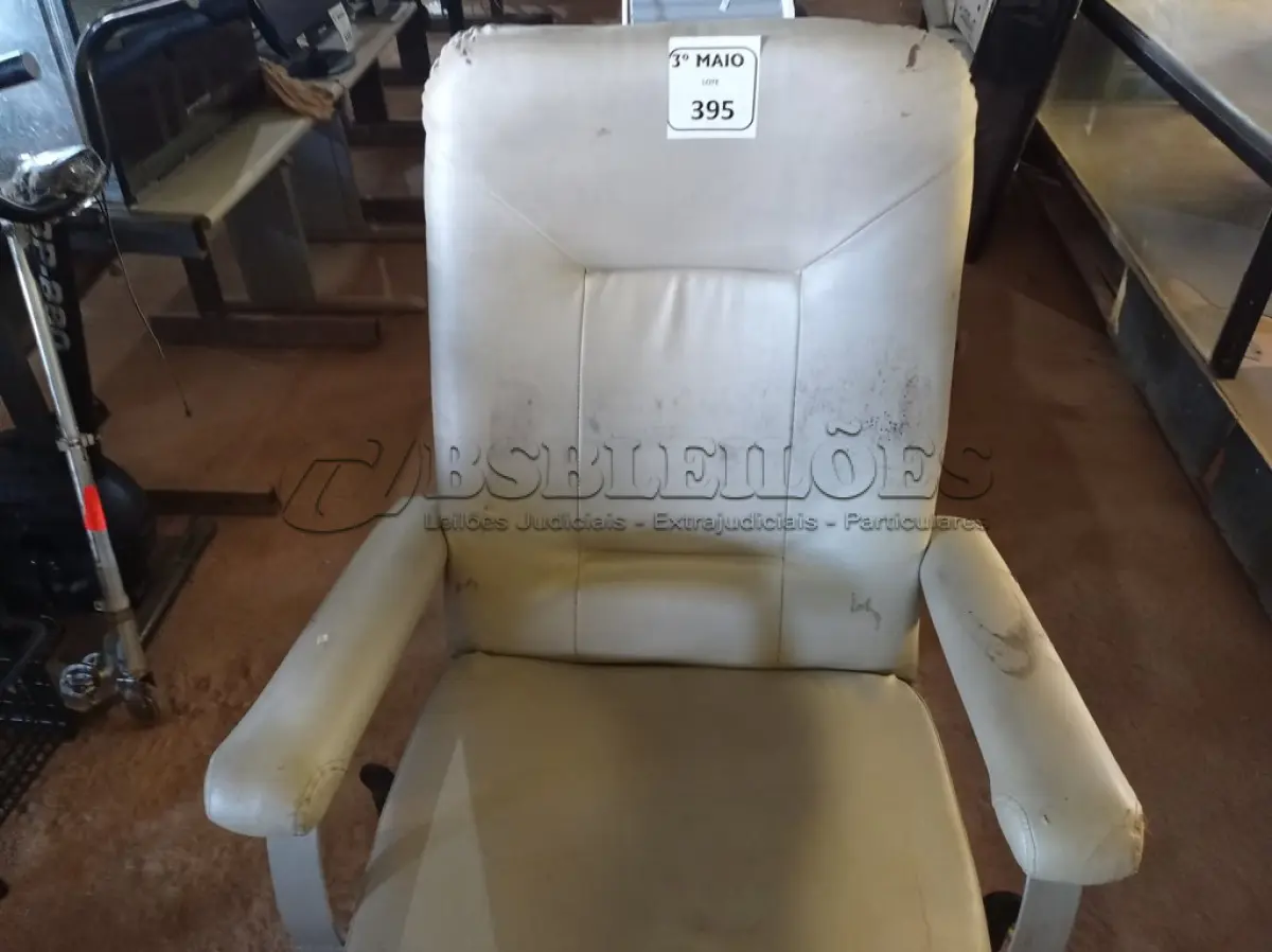 LOTE 395 - 01 POLTRONA DE DESCANSO. (NO ESTADO) ATENÇÃO! FAZER A VISITAÇÃO ANTES DE ARREMATAR, NÃO SABEMOS SE FUNCIONA. LEILÃO NÃO TEM GARANTIA E NEM DEVOLUÇÃO, SUJEITO A POSSÍVEIS AVARIAS VISÍVEIS/OCULTAS E/OU AUSÊNCIA DE COMPONENTES.