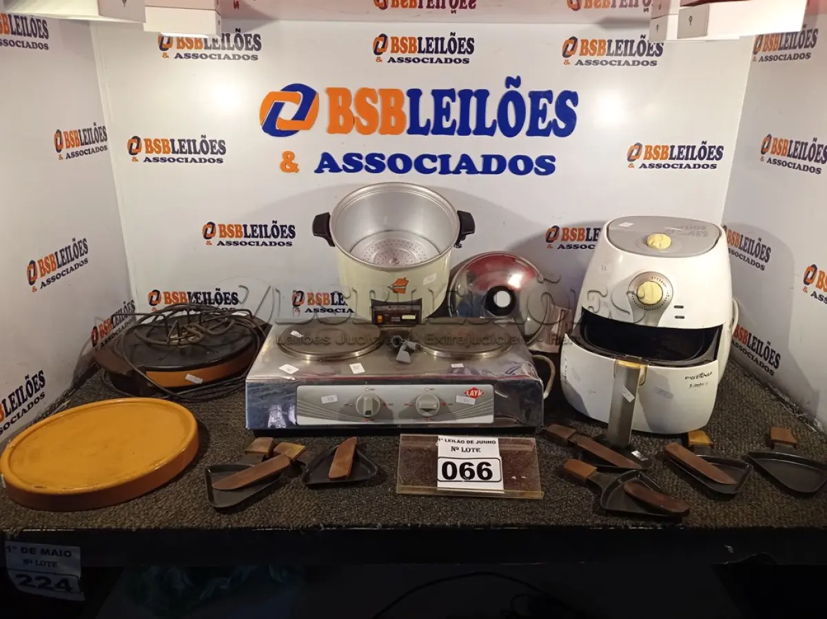 LOTE 066 - 01 FONDUE, 01 FOGÃO DE INDUÇÃO DE 02 BOCAS, 01 AIR FRY BRITANIA 220V E 01 PANELA ELÉTRICA HITACHI. (NO ESTADO) ATENÇÃO! FAZER A VISITAÇÃO ANTES DE ARREMATAR, NÃO SABEMOS SE FUNCIONA. LEILÃO NÃO TEM GARANTIA E NEM DEVOLUÇÃO, SUJEITO A POSSÍVEIS AVARIAS VISÍVEIS/OCULTAS E/OU AUSÊNCIA DE COMPONENTES.