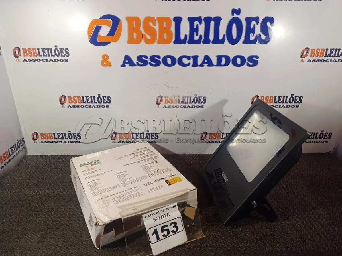 LOTE 153 - 01 REFLETOR TR LED 100 6.800 LUMENS LUZ QUENTE 3000K AUTOVOLT MARCA TASCHIBRA. (NOVO) (NO ESTADO) ATENÇÃO! FAZER A VISITAÇÃO ANTES DE ARREMATAR, NÃO SABEMOS SE FUNCIONA. LEILÃO NÃO TEM GARANTIA E NEM DEVOLUÇÃO, SUJEITO A POSSÍVEIS AVARIAS VISÍVEIS/OCULTAS E/OU AUSÊNCIA DE COMPONENTES.