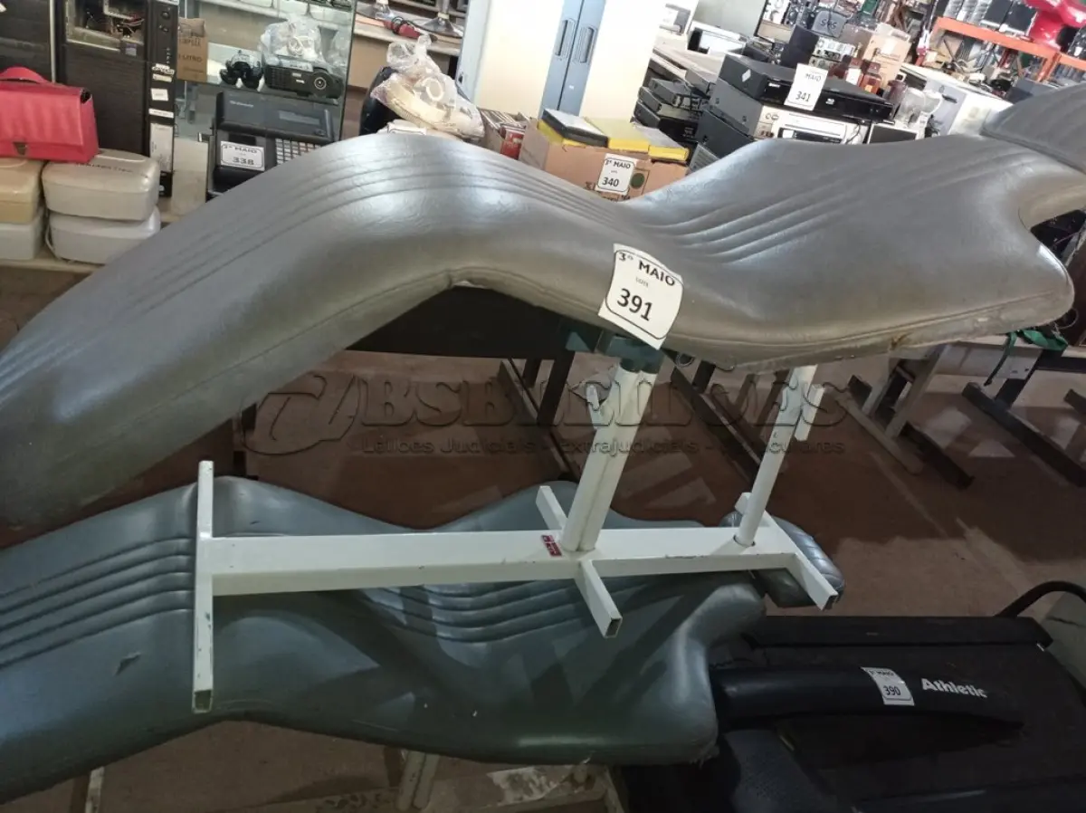 LOTE 391 - 02 CAMAS DE MASSAGEM NA COR CINZA. (NO ESTADO) ATENÇÃO! FAZER A VISITAÇÃO ANTES DE ARREMATAR, NÃO SABEMOS SE FUNCIONA. LEILÃO NÃO TEM GARANTIA E NEM DEVOLUÇÃO, SUJEITO A POSSÍVEIS AVARIAS VISÍVEIS/OCULTAS E/OU AUSÊNCIA DE COMPONENTES.