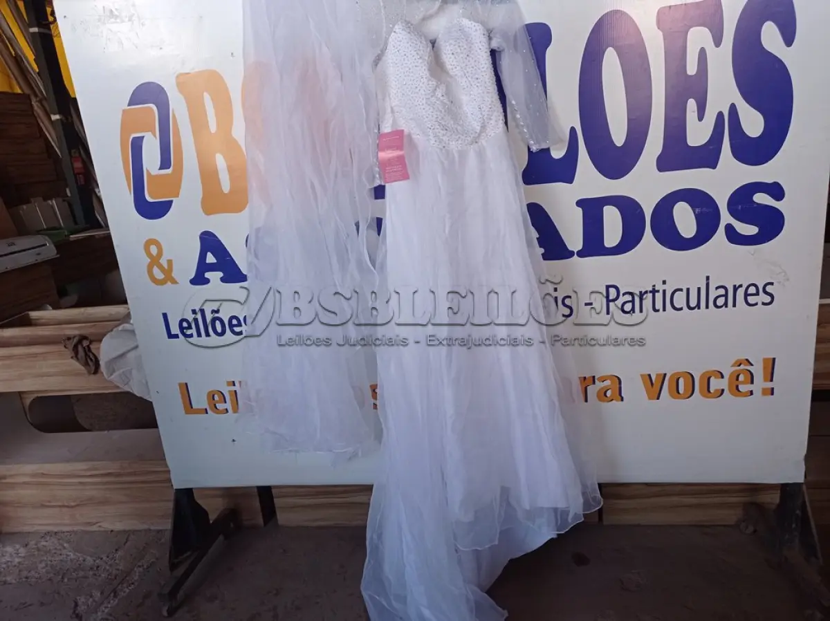 LOTE 434 - 01 VESTIDO DE NOIVA. (NO ESTADO) ATENÇÃO! FAZER A VISITAÇÃO ANTES DE ARREMATAR, NÃO SABEMOS SE FUNCIONA. LEILÃO NÃO TEM GARANTIA E NEM DEVOLUÇÃO, SUJEITO A POSSÍVEIS AVARIAS VISÍVEIS/OCULTAS E/OU AUSÊNCIA DE COMPONENTES.