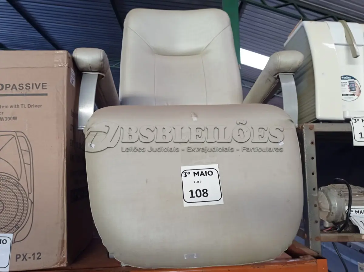 LOTE 108 - 01 CADEIRA DE DESCANSO. (NO ESTADO) ATENÇÃO! FAZER A VISITAÇÃO ANTES DE ARREMATAR, NÃO SABEMOS SE FUNCIONA. LEILÃO NÃO TEM GARANTIA E NEM DEVOLUÇÃO, SUJEITO A POSSÍVEIS AVARIAS VISÍVEIS/OCULTAS E/OU AUSÊNCIA DE COMPONENTES.