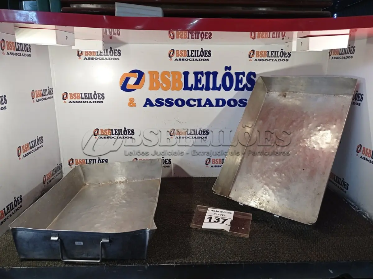 LOTE 137 - 02 BANDEJAS EM INOX. (NO ESTADO) ATENÇÃO! FAZER A VISITAÇÃO ANTES DE ARREMATAR, NÃO SABEMOS SE FUNCIONA. LEILÃO NÃO TEM GARANTIA E NEM DEVOLUÇÃO, SUJEITO A POSSÍVEIS AVARIAS VISÍVEIS/OCULTAS E/OU AUSÊNCIA DE COMPONENTES.