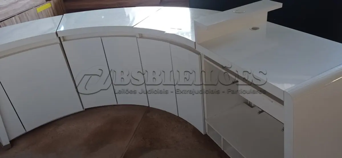 LOTE 479 - 01 BALCÃO PARA LOJA BRANCO. (NO ESTADO) ATENÇÃO! FAZER A VISITAÇÃO ANTES DE ARREMATAR, NÃO SABEMOS SE FUNCIONA. LEILÃO NÃO TEM GARANTIA E NEM DEVOLUÇÃO, SUJEITO A POSSÍVEIS AVARIAS VISÍVEIS/OCULTAS E/OU AUSÊNCIA DE COMPONENTES.