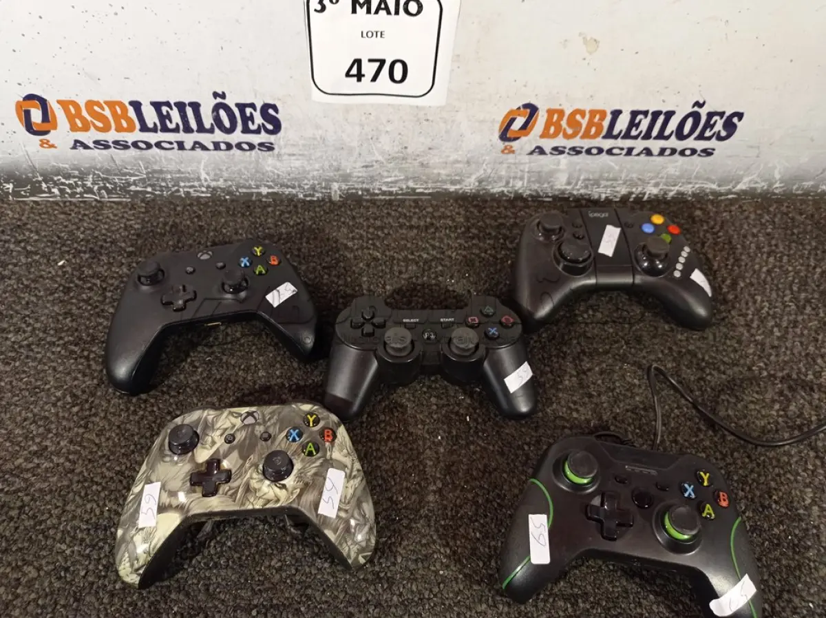 LOTE 470 - 05 CONTROLES PARA VÍDEO GAME MARCAS E MODELOS DIVERSOS. (NO ESTADO) ATENÇÃO! FAZER A VISITAÇÃO ANTES DE ARREMATAR, NÃO SABEMOS SE FUNCIONA. LEILÃO NÃO TEM GARANTIA E NEM DEVOLUÇÃO, SUJEITO A POSSÍVEIS AVARIAS VISÍVEIS/OCULTAS E/OU AUSÊNCIA DE COMPONENTES.