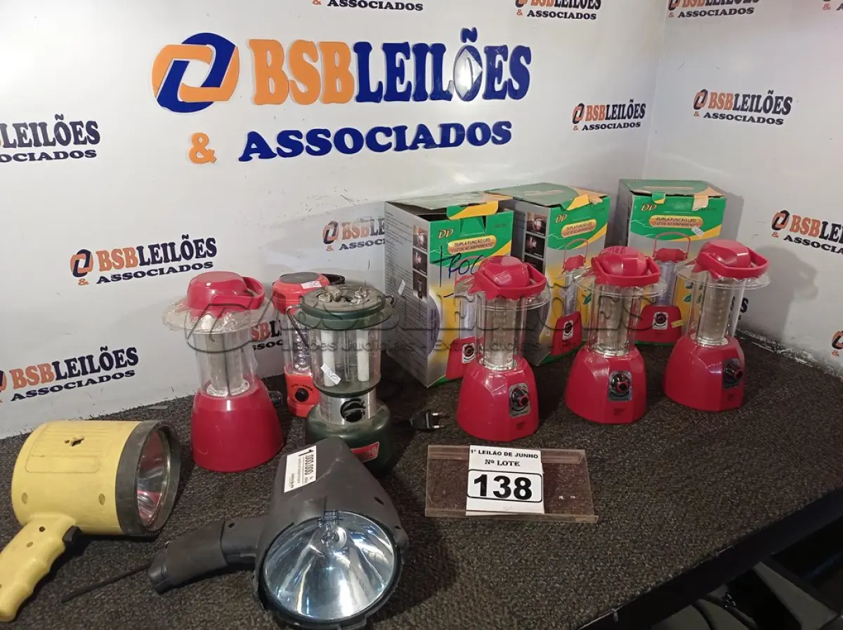 LOTE 138 - 06 LAMPIÕES DE LED RECARREGÁVEL E 02 LANTERNAS COM AVARIAS. (NO ESTADO) ATENÇÃO! FAZER A VISITAÇÃO ANTES DE ARREMATAR, NÃO SABEMOS SE FUNCIONA. LEILÃO NÃO TEM GARANTIA E NEM DEVOLUÇÃO, SUJEITO A POSSÍVEIS AVARIAS VISÍVEIS/OCULTAS E/OU AUSÊNCIA DE COMPONENTES.