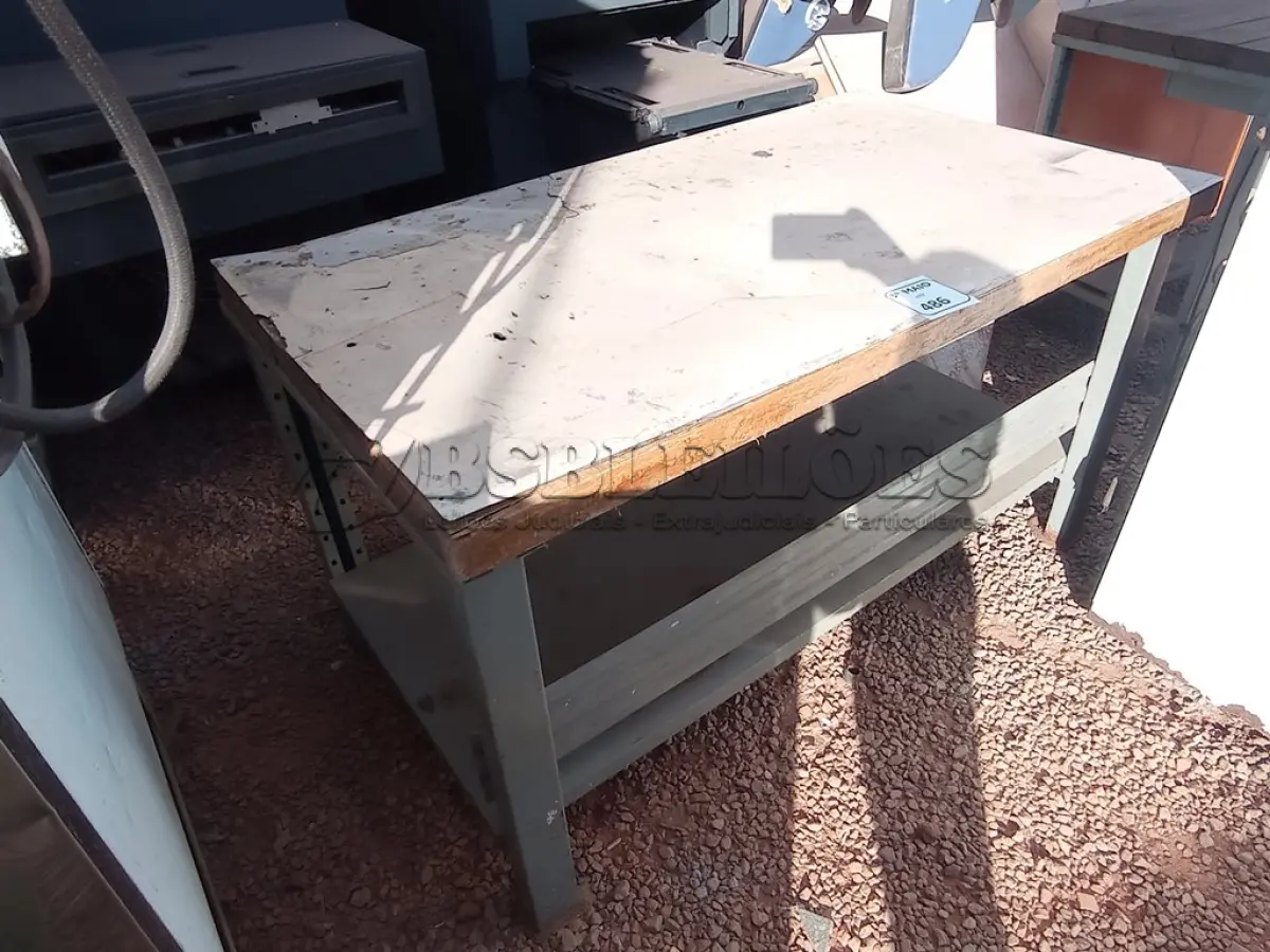 LOTE 486 - 01 BANCADA COM BASE DE FERRO E TAMPO EM MADEIRA COM COMPRIMENTO DE 150X84. (NO ESTADO) ATENÇÃO! FAZER A VISITAÇÃO ANTES DE ARREMATAR, NÃO SABEMOS SE FUNCIONA. LEILÃO NÃO TEM GARANTIA E NEM DEVOLUÇÃO, SUJEITO A POSSÍVEIS AVARIAS VISÍVEIS/OCULTAS E/OU AUSÊNCIA DE COMPONENTES.