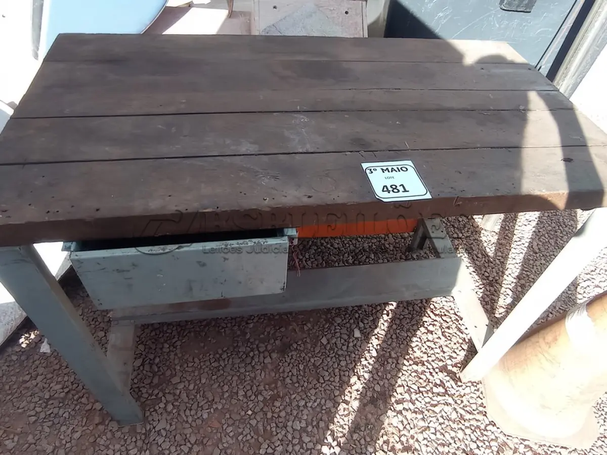 LOTE 481 - 01 BANCADA COM BASE DE FERRO E TAMPO EM MADEIRA COM COMPRIMENTO DE 120X64. (NO ESTADO) ATENÇÃO! FAZER A VISITAÇÃO ANTES DE ARREMATAR, NÃO SABEMOS SE FUNCIONA. LEILÃO NÃO TEM GARANTIA E NEM DEVOLUÇÃO, SUJEITO A POSSÍVEIS AVARIAS VISÍVEIS/OCULTAS E/OU AUSÊNCIA DE COMPONENTES.
