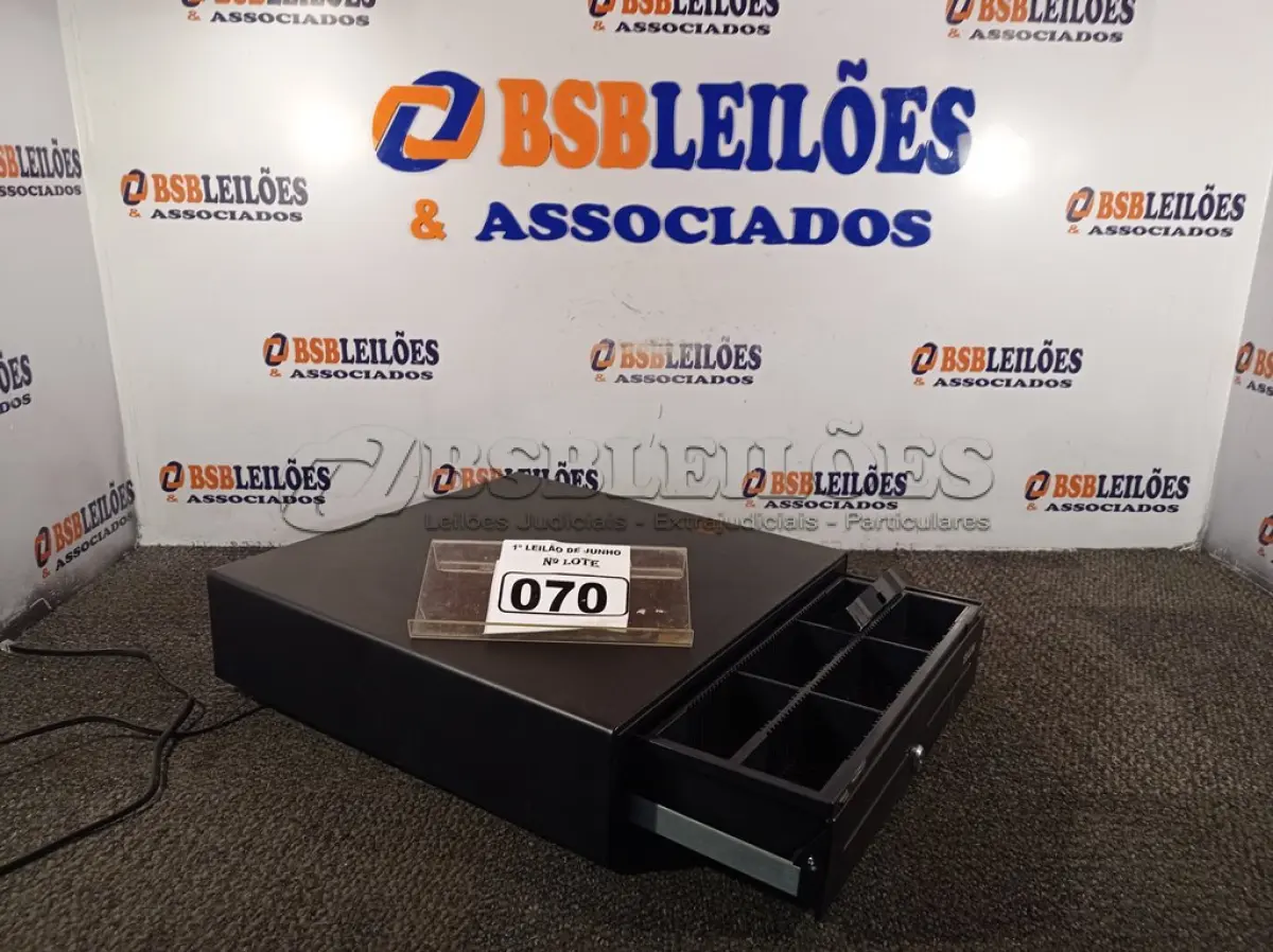 LOTE 070 - 01 CAIXA REGISTRADORA PARA DINHEIRO MANUAL. (NO ESTADO) ATENÇÃO! FAZER A VISITAÇÃO ANTES DE ARREMATAR, NÃO SABEMOS SE FUNCIONA. LEILÃO NÃO TEM GARANTIA E NEM DEVOLUÇÃO, SUJEITO A POSSÍVEIS AVARIAS VISÍVEIS/OCULTAS E/OU AUSÊNCIA DE COMPONENTES.