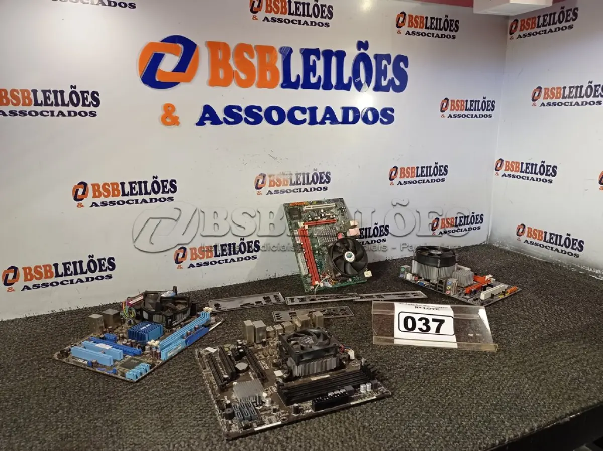 LOTE 037 - 04 PLACAS MÃE PARA PC. (NO ESTADO) ATENÇÃO! FAZER A VISITAÇÃO ANTES DE ARREMATAR, NÃO SABEMOS SE FUNCIONA. LEILÃO NÃO TEM GARANTIA E NEM DEVOLUÇÃO, SUJEITO A POSSÍVEIS AVARIAS VISÍVEIS/OCULTAS E/OU AUSÊNCIA DE COMPONENTES.