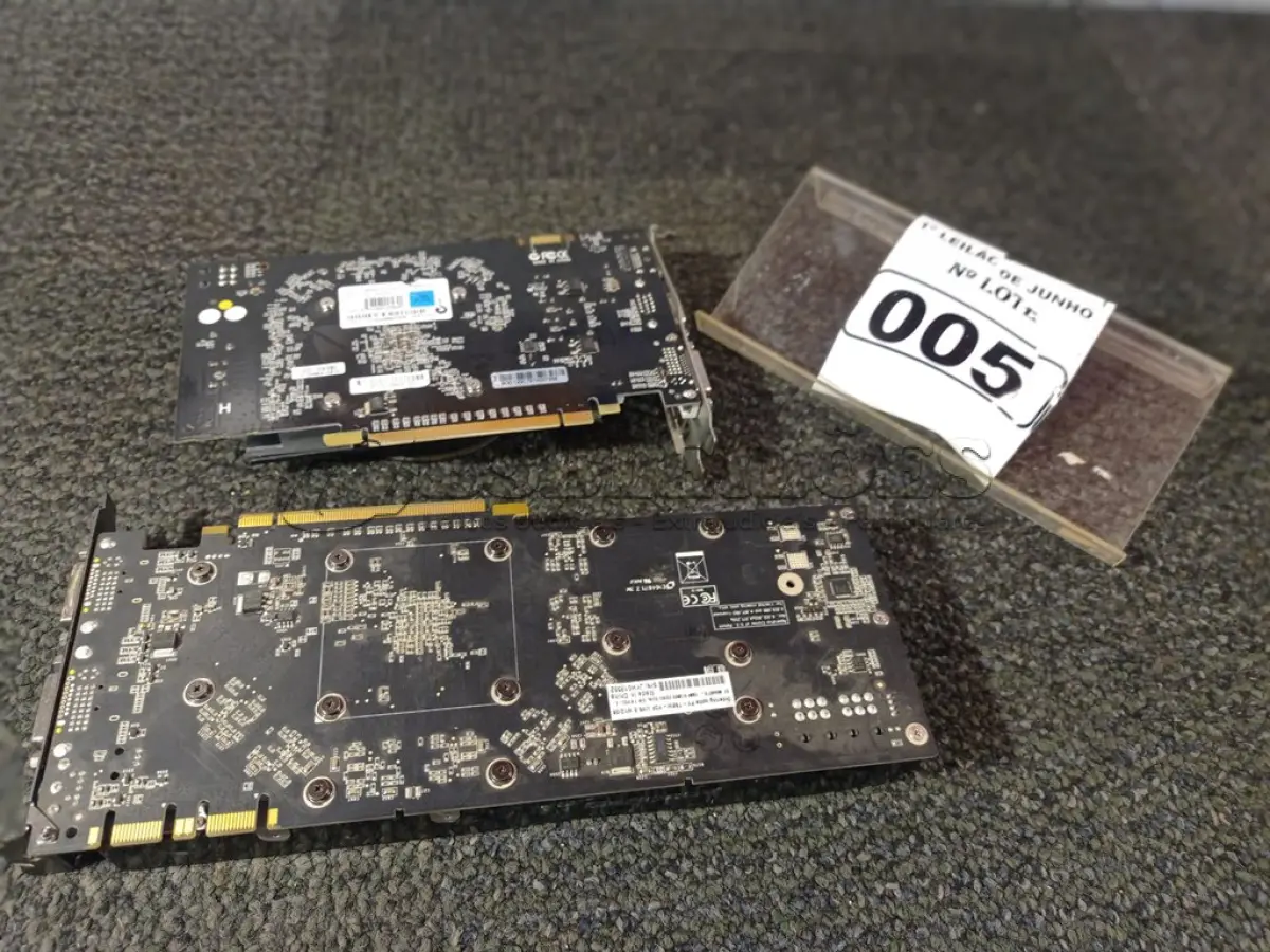 LOTE 005 - 02 PLACAS DE VÍDEO, SENDO 01 DE 1GB E 01 DE 512MB. (NO ESTADO) ATENÇÃO! FAZER A VISITAÇÃO ANTES DE ARREMATAR, NÃO SABEMOS SE FUNCIONA. LEILÃO NÃO TEM GARANTIA E NEM DEVOLUÇÃO, SUJEITO A POSSÍVEIS AVARIAS VISÍVEIS/OCULTAS E/OU AUSÊNCIA DE COMPONENTES.