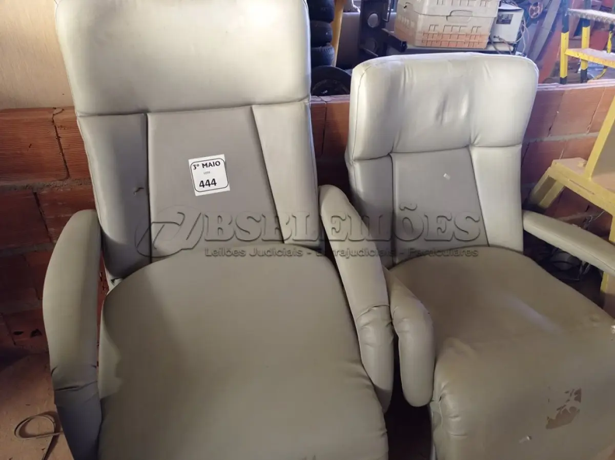 LOTE 444 - 02 POLTRONAS DE DESCANSO, SENDO 01 SEM OS PÉS. (NO ESTADO) ATENÇÃO! FAZER A VISITAÇÃO ANTES DE ARREMATAR, NÃO SABEMOS SE FUNCIONA. LEILÃO NÃO TEM GARANTIA E NEM DEVOLUÇÃO, SUJEITO A POSSÍVEIS AVARIAS VISÍVEIS/OCULTAS E/OU AUSÊNCIA DE COMPONENTES.