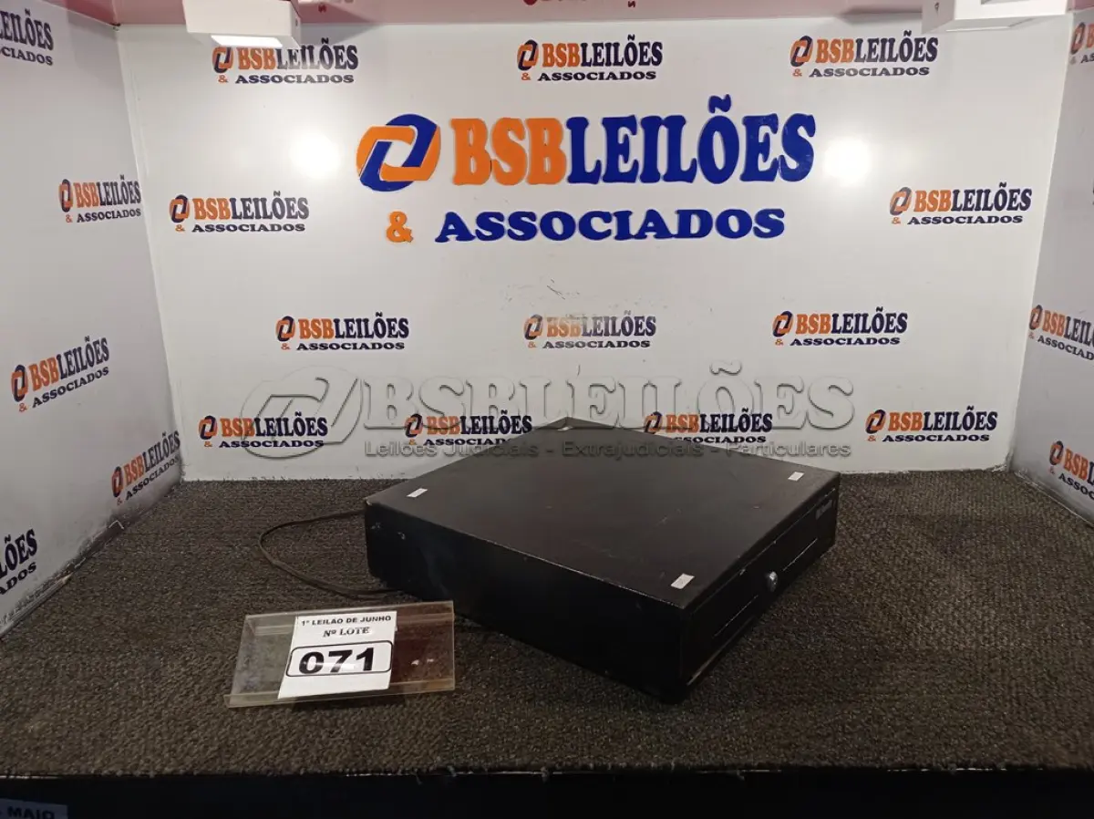 LOTE 071 - 01 CAIXA REGISTRADORA PARA DINHEIRO MANUAL. (NO ESTADO) ATENÇÃO! FAZER A VISITAÇÃO ANTES DE ARREMATAR, NÃO SABEMOS SE FUNCIONA. LEILÃO NÃO TEM GARANTIA E NEM DEVOLUÇÃO, SUJEITO A POSSÍVEIS AVARIAS VISÍVEIS/OCULTAS E/OU AUSÊNCIA DE COMPONENTES.