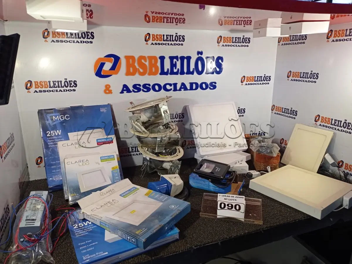 LOTE 090 - 01 LOTE COM LUMINÁRIAS DE EMBUTIR DE DIVERSOS MODELOS E REATORES. (NO ESTADO) ATENÇÃO! FAZER A VISITAÇÃO ANTES DE ARREMATAR, NÃO SABEMOS SE FUNCIONA. LEILÃO NÃO TEM GARANTIA E NEM DEVOLUÇÃO, SUJEITO A POSSÍVEIS AVARIAS VISÍVEIS/OCULTAS E/OU AUSÊNCIA DE COMPONENTES.