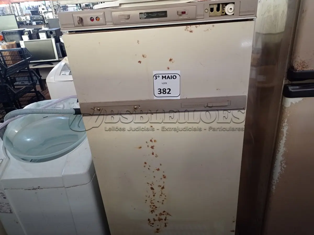 LOTE 382 - 01 FREEZER VERTICAL MARCA BRASTEMP COM AVARIAS. (NO ESTADO) ATENÇÃO! FAZER A VISITAÇÃO ANTES DE ARREMATAR, NÃO SABEMOS SE FUNCIONA. LEILÃO NÃO TEM GARANTIA E NEM DEVOLUÇÃO, SUJEITO A POSSÍVEIS AVARIAS VISÍVEIS/OCULTAS E/OU AUSÊNCIA DE COMPONENTES.