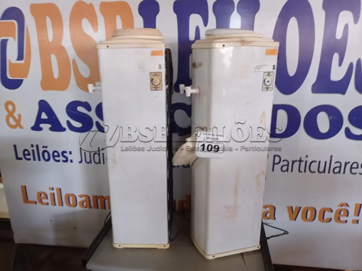LOTE 109 - 02 BEBEDOUROS REFRIGERADOS PARA GARRAFÃO MARCAM LIBELL. (NO ESTADO) ATENÇÃO! FAZER A VISITAÇÃO ANTES DE ARREMATAR, NÃO SABEMOS SE FUNCIONA. LEILÃO NÃO TEM GARANTIA E NEM DEVOLUÇÃO, SUJEITO A POSSÍVEIS AVARIAS VISÍVEIS/OCULTAS E/OU AUSÊNCIA DE COMPONENTES.